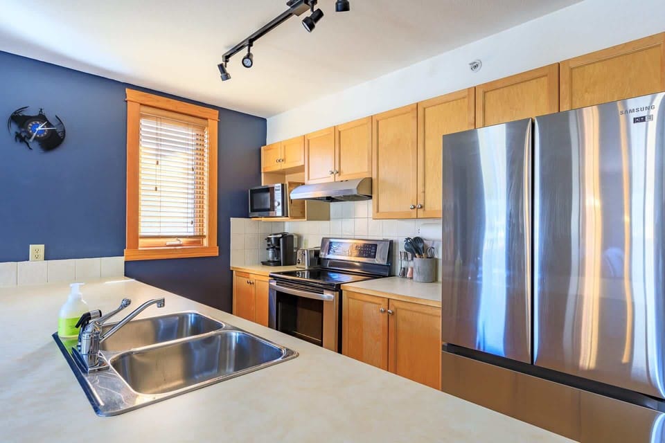 Fully equipped kitchen with new Keurig & local coffee