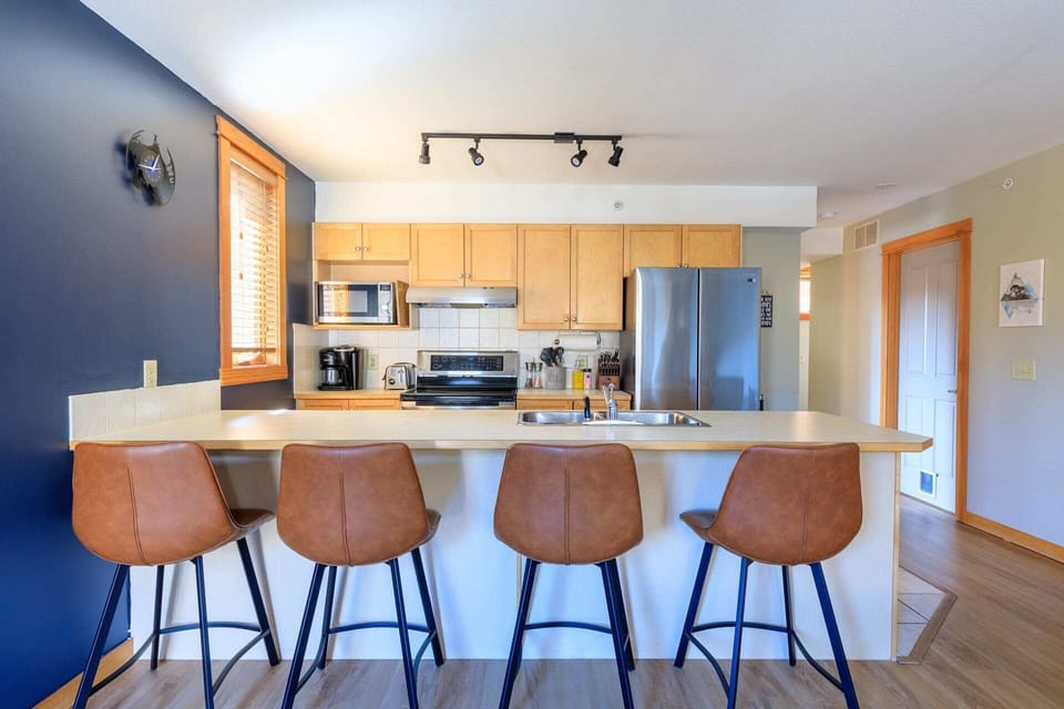 Have a relaxing meal at the breakfast bar