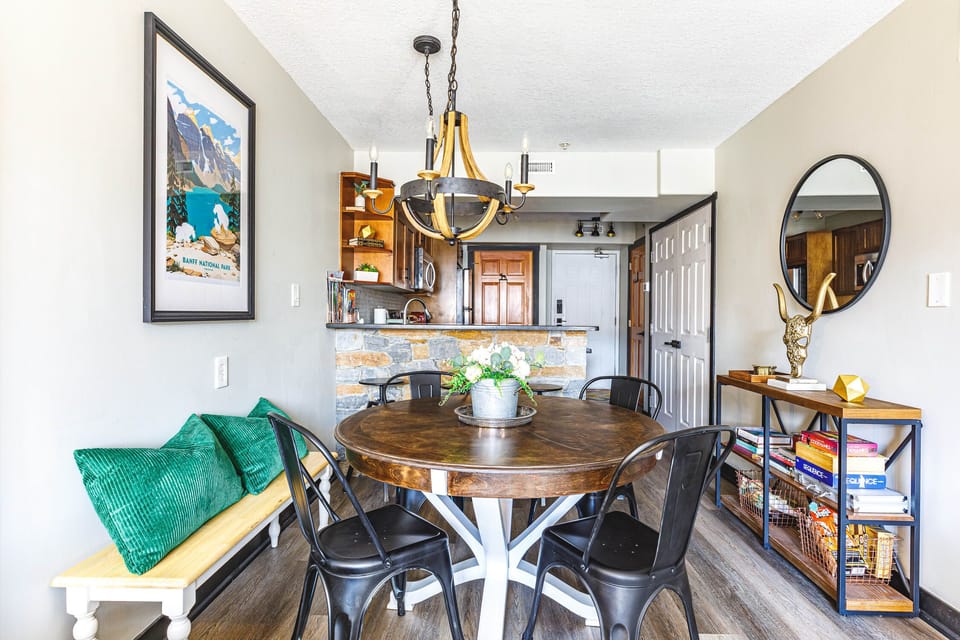 Cozy dining room with seating for 4-6