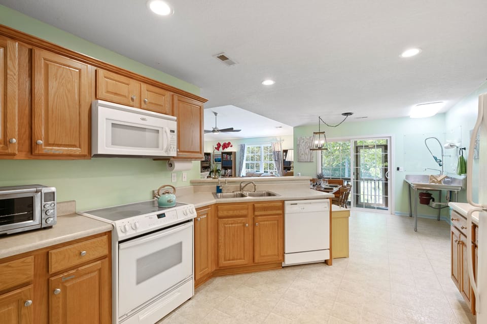 Kitchen comes fully equipped for whipping up your favorite meal!