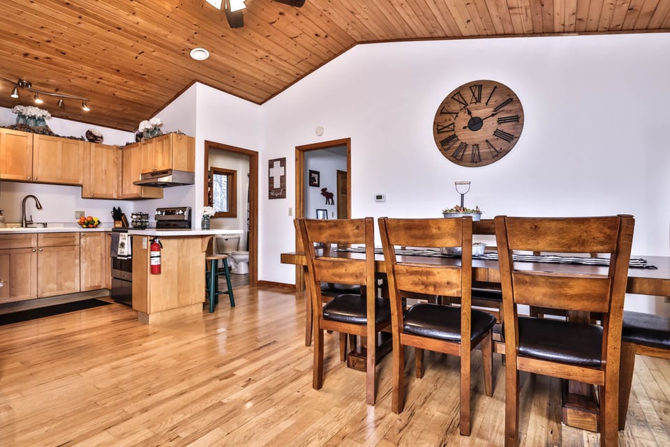 Beautiful 9ft extendable Mahogany wood kitchen table