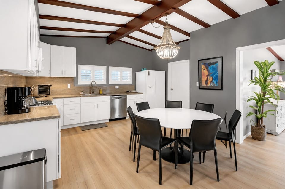 Open-concept dining and kitchen space keeps the conversation flowing from breakfast to dinner.