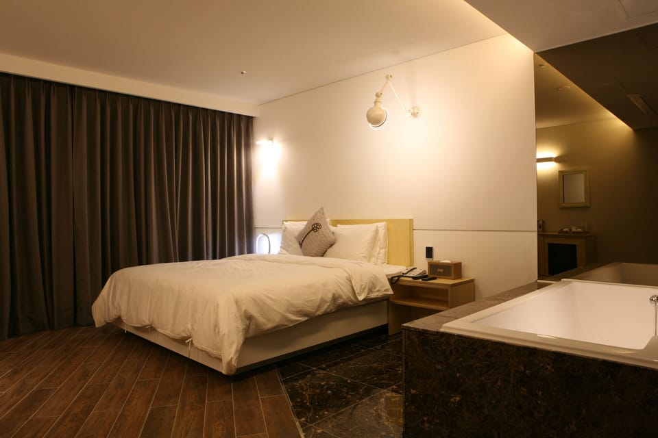 Business Room | Premium bedding, down comforters, individually furnished, desk