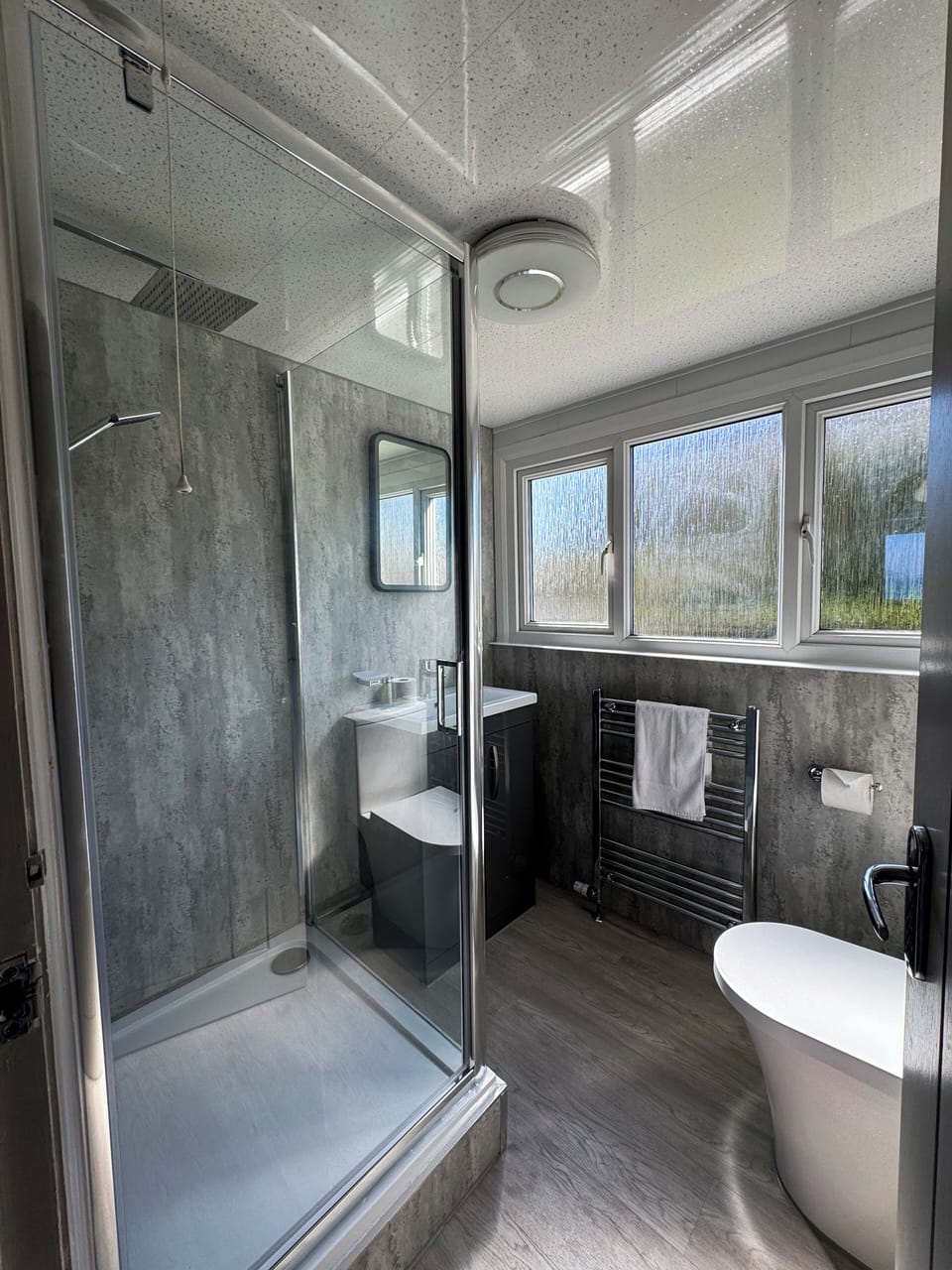 Double Room | Bathroom | Shower, free toiletries, hair dryer, towels