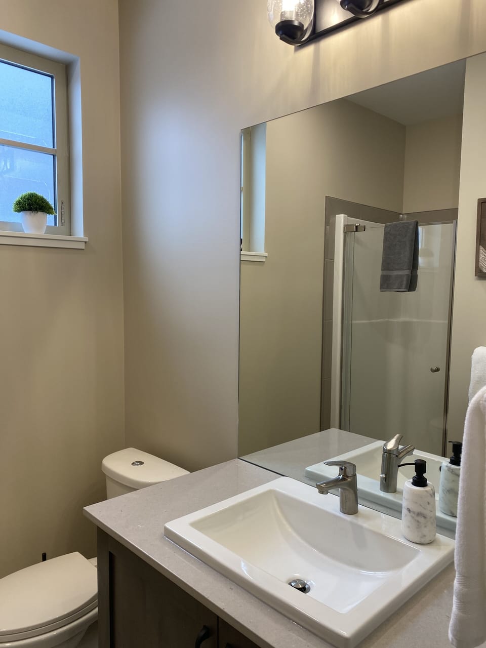 Main Bathroom 