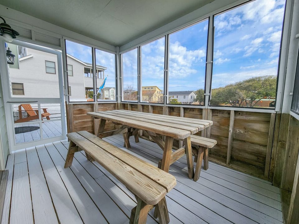 Screened in Porch 2023