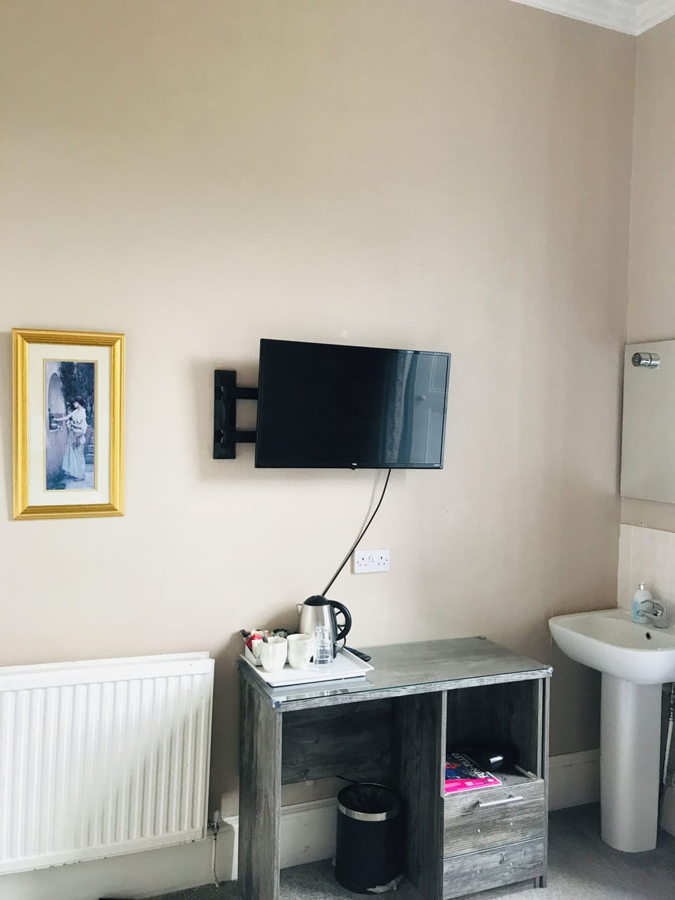 Double Room, Shared Bathroom (Room 3) | Desk, soundproofing, bed sheets