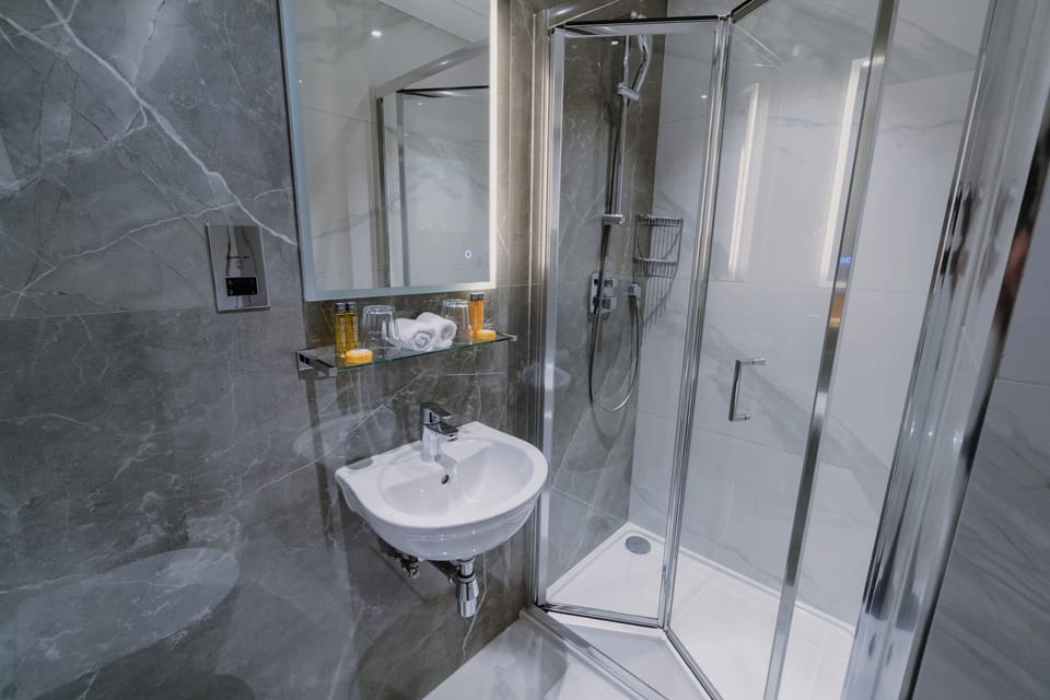 Double Room, Garden View | Bathroom | Shower, free toiletries, hair dryer, towels