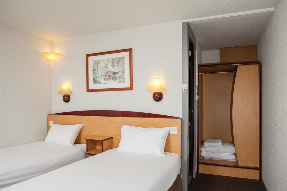 Desk, blackout drapes, iron/ironing board, free WiFi