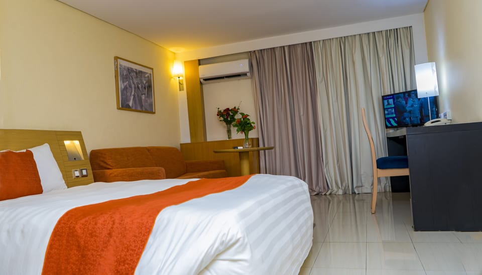 Classic Room | Minibar, in-room safe, desk, laptop workspace