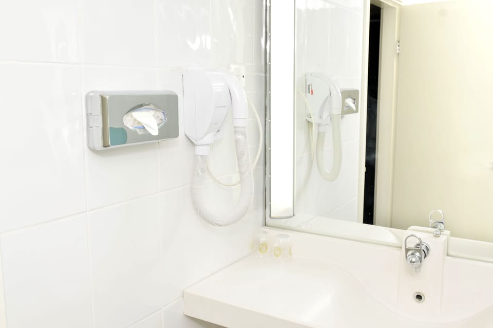 Combined shower/tub, rainfall showerhead, hair dryer, towels