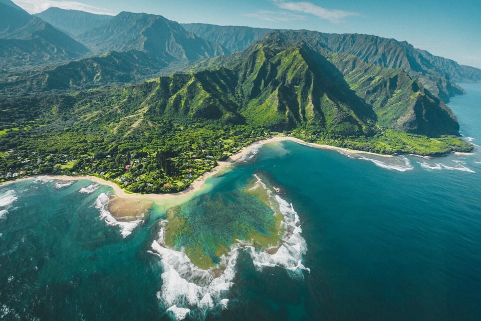 Napali Coast - Aerial View of Tunnels surf break!