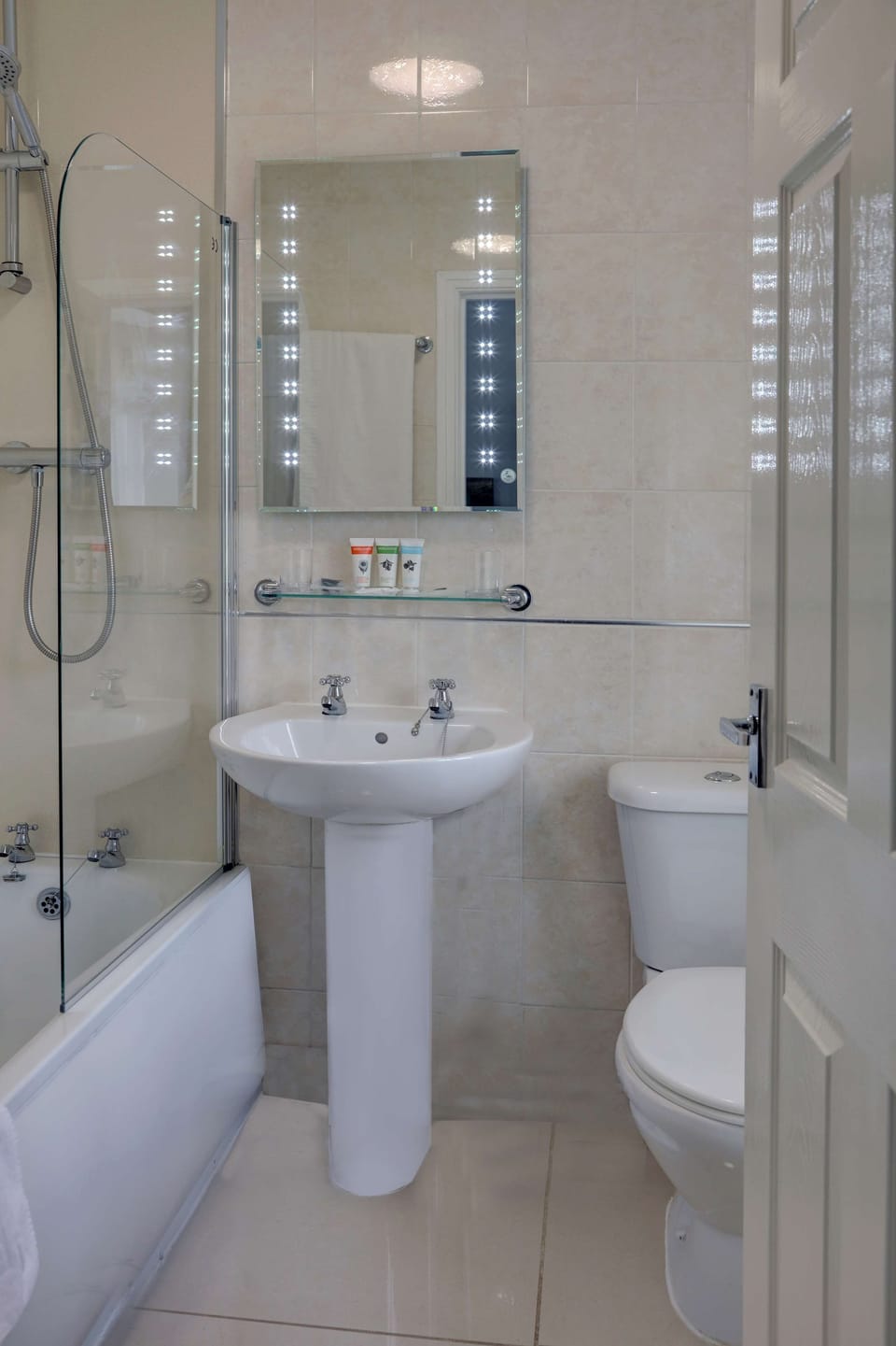 Combined shower/tub, free toiletries, hair dryer, towels
