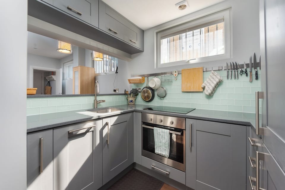 Apartment (2 Bedrooms) | Private kitchen | Full-size fridge, microwave, oven, stovetop