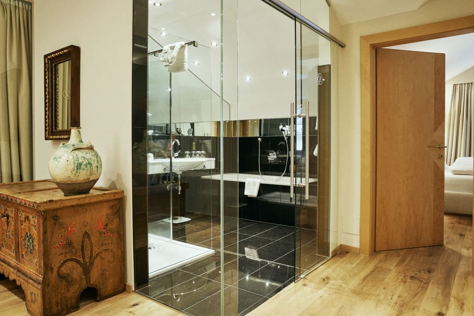 Deluxe Studio Suite | Bathroom | Shower, free toiletries, hair dryer, bathrobes