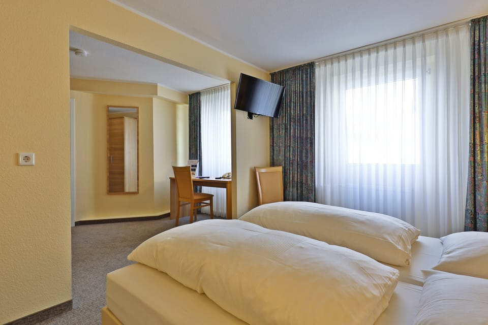 Triple Room | 1 bedroom, minibar, in-room safe, desk