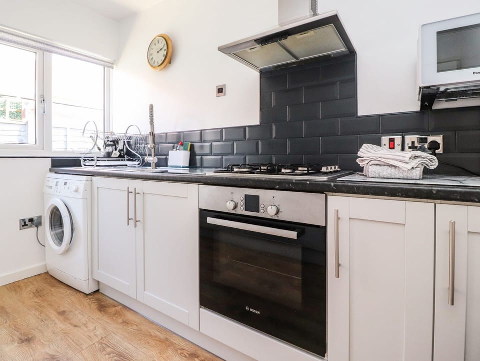 Cottage | Private kitchen | Fridge, electric kettle, toaster, cookware/dishes/utensils