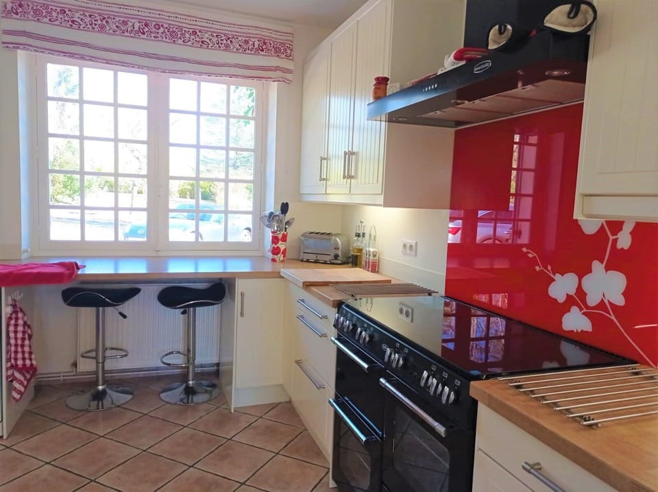 Kitchen includes dishwasher, washing machine, microwave, fridges & freezer