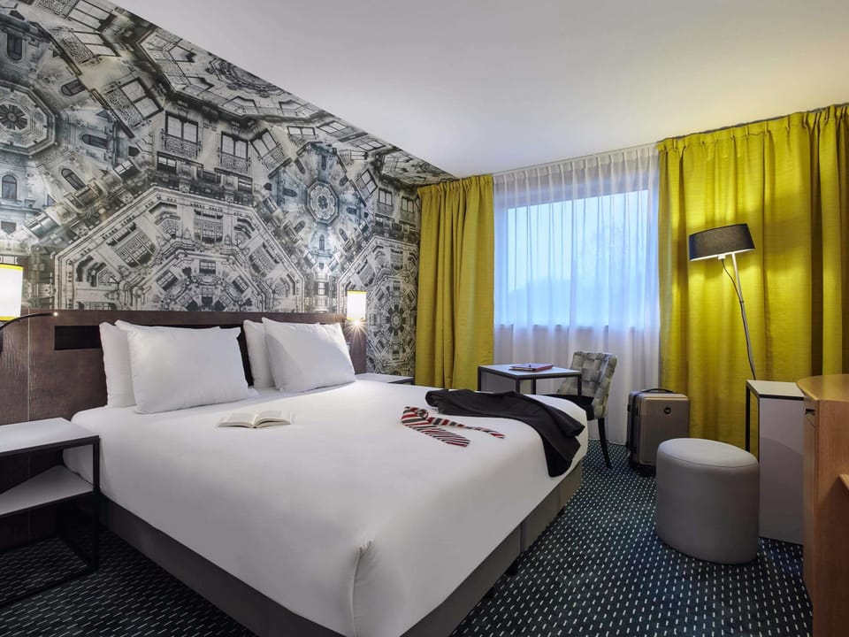 Premium bedding, pillowtop beds, in-room safe, desk