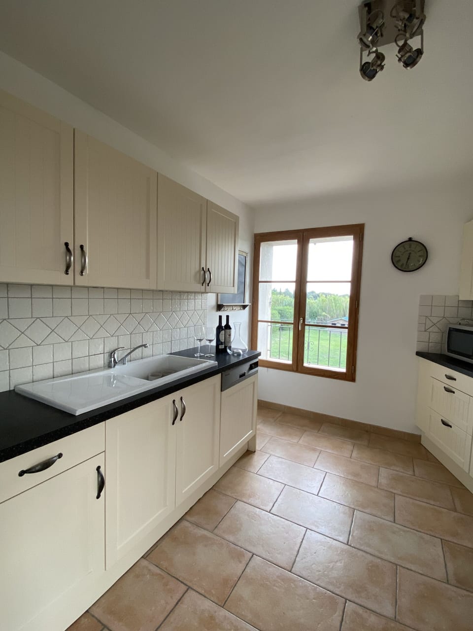 A full and well equipped kitchen makes cooking for the family easy.