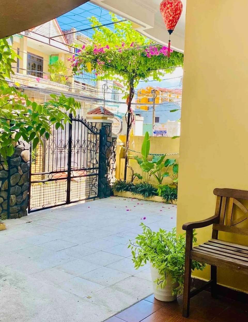 Relaxing Front Yard