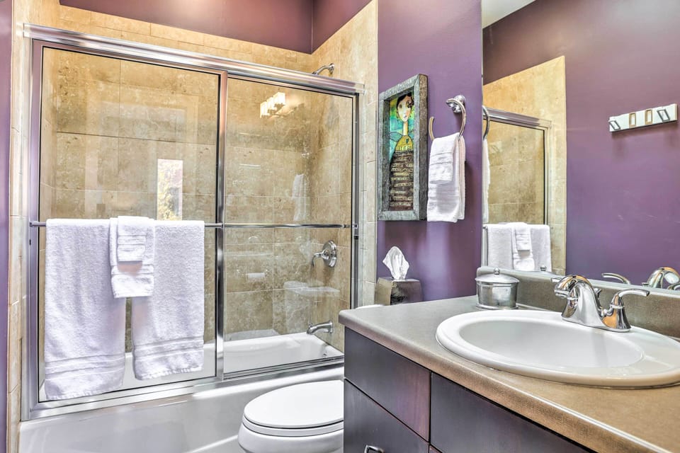 En-Suite Bathroom | Towels Provided | Complimentary Toiletries