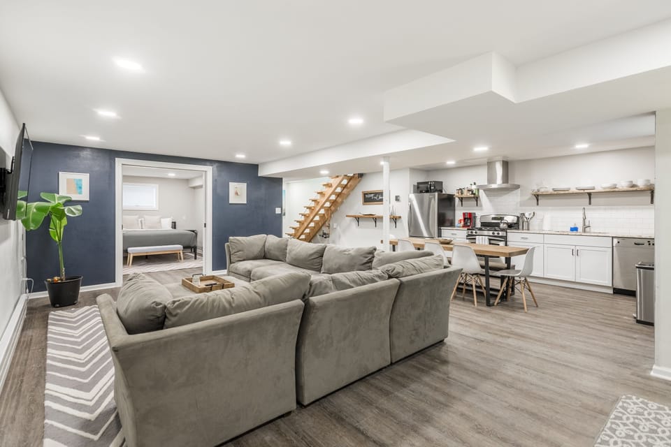 Couch, Furniture, Living Room, Indoors, Room