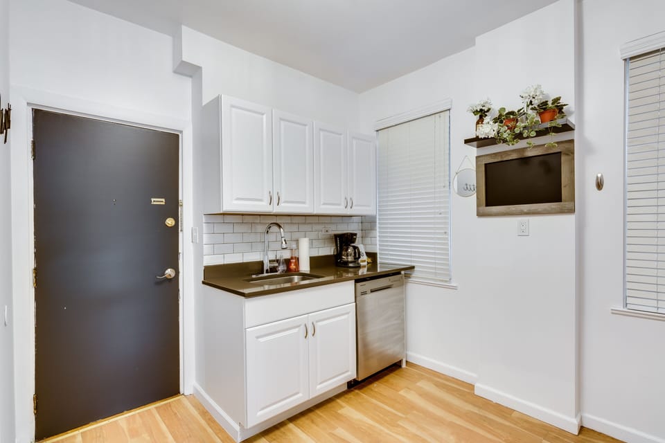 Flooring, Floor, Hardwood, Indoors, Room