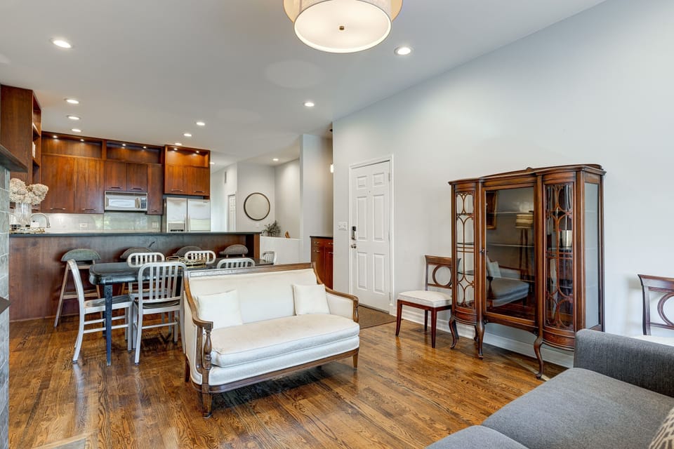 Flooring, Hardwood, Floor, Furniture, Living Room