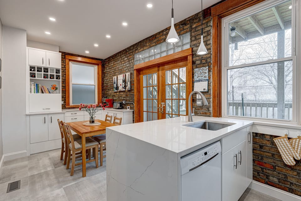 There's seating in the newly fully remodeled kitchen for 4, so it's easy to have a casual coffee and breakfast