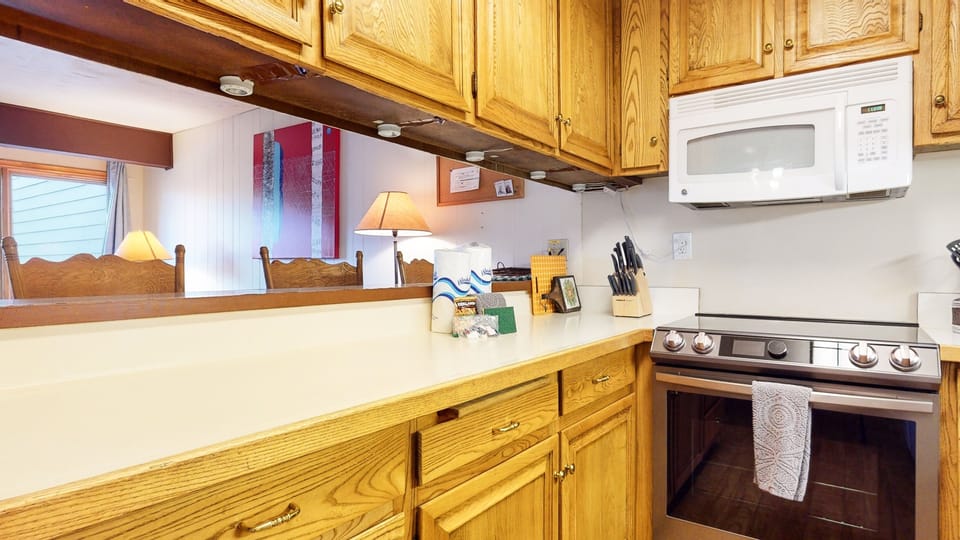 Condo, 3 Bedrooms | Private kitchen | Coffee/tea maker, fridge, oven, toaster