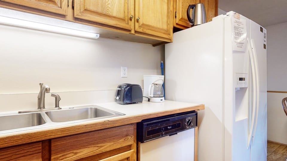 Condo, 3 Bedrooms | Interior