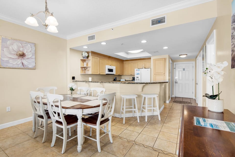 Dining plus eat-in bar seating