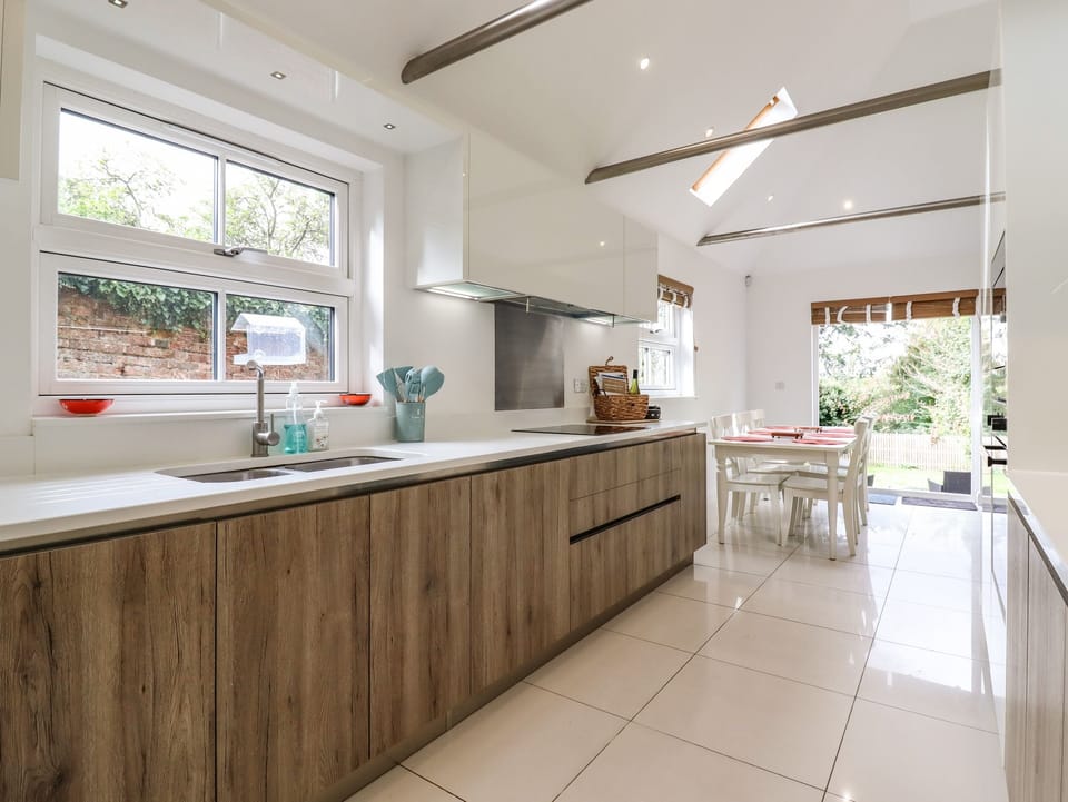 Cottage | Private kitchen | Fridge, dishwasher, electric kettle, toaster
