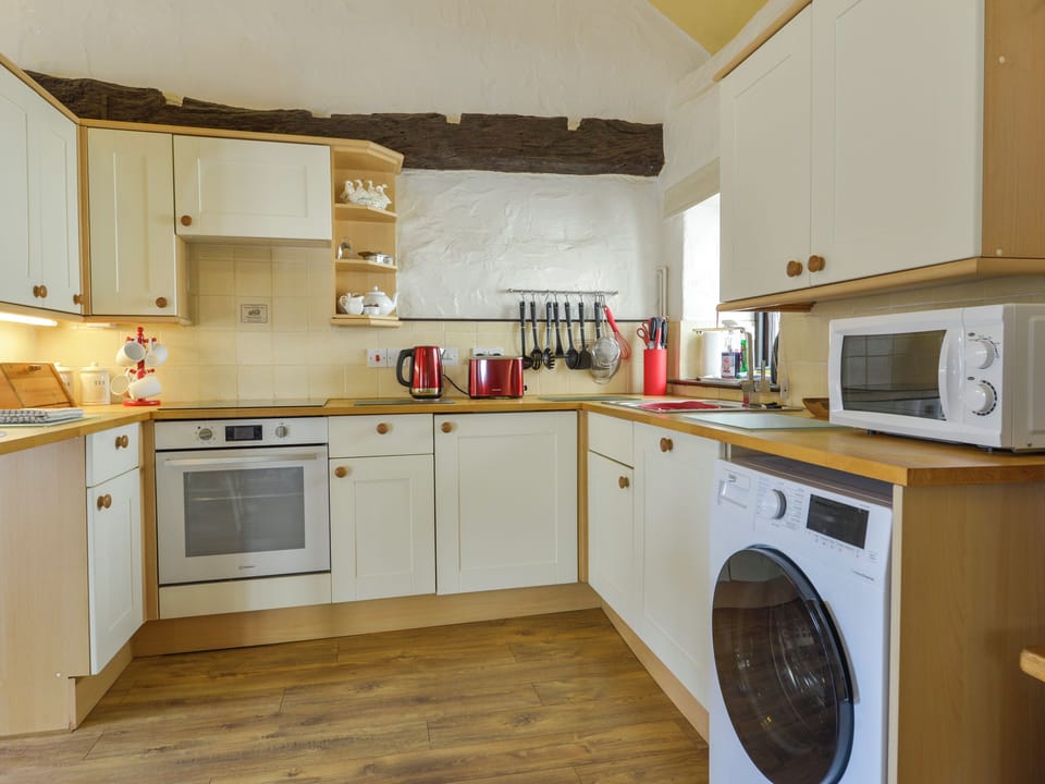 Cottage | Private kitchen | Fridge, dishwasher, electric kettle, toaster
