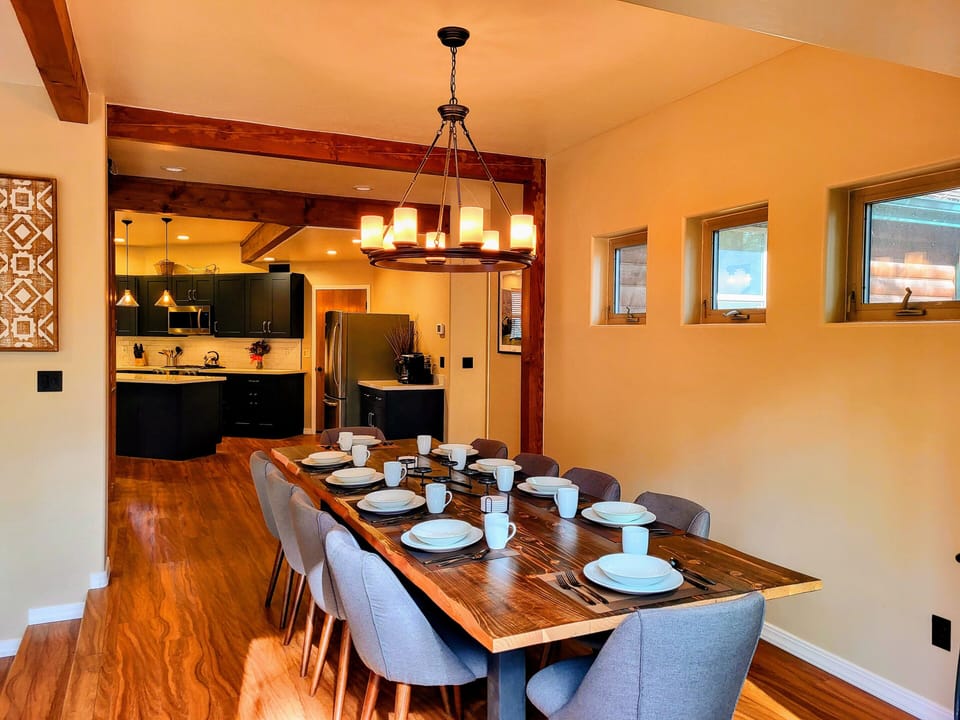 Dining table for 10 (additional table for 4 in great room)