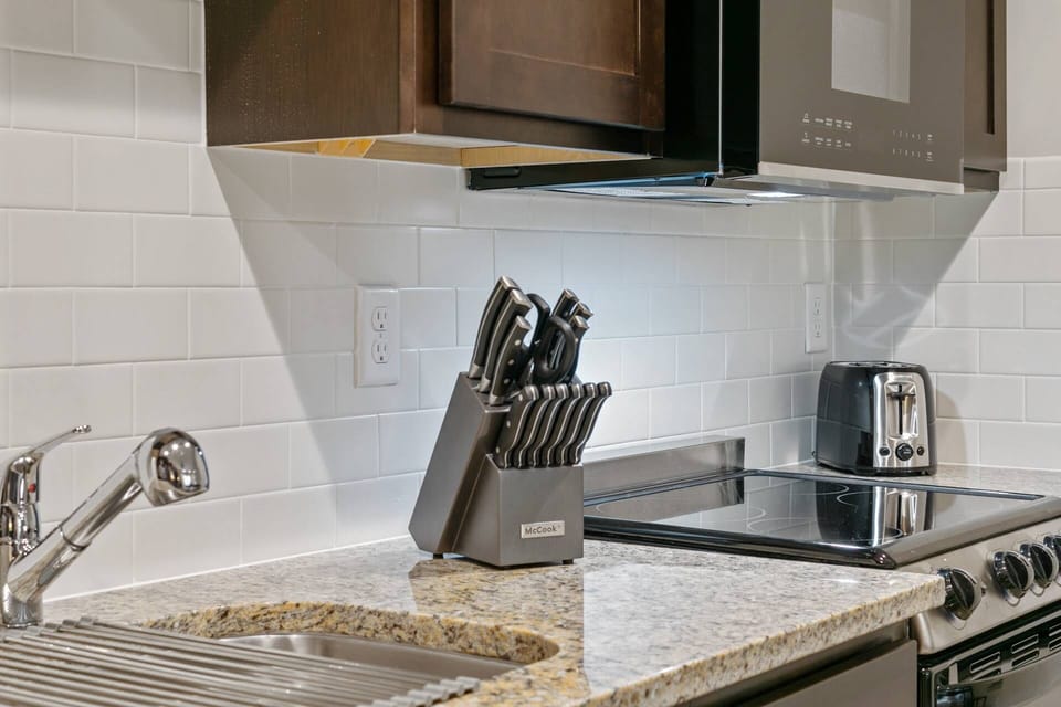 Studio Apt Size Microwave, Stove & Oven - Toaster - Knife Set
