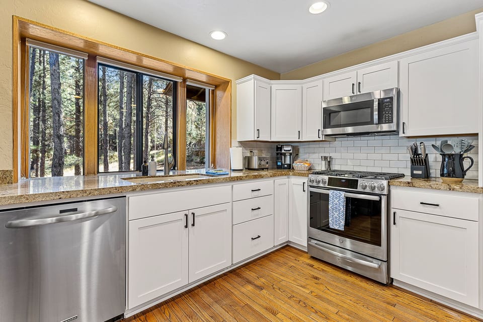 An open kitchen with lots of space to cook and entertain.