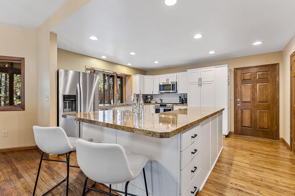 Full stocked kitchen, just add food!