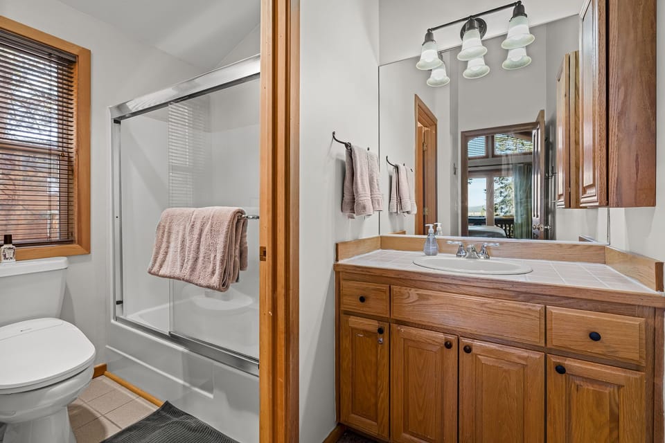 En suite bath off Bedroom 1