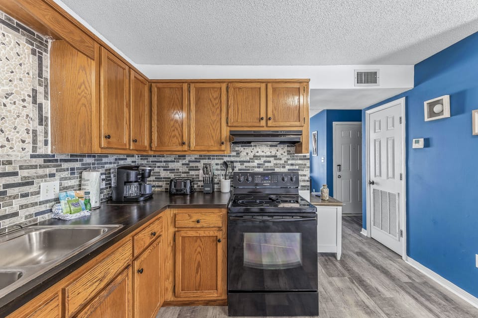 Family House, 3 Bedrooms, Balcony | Private kitchen | Fridge, microwave, oven, stovetop