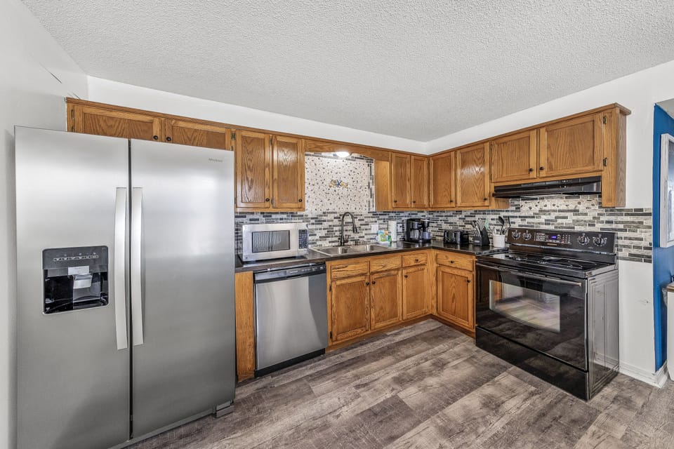 Family House, 3 Bedrooms, Balcony | Private kitchen | Fridge, microwave, oven, stovetop
