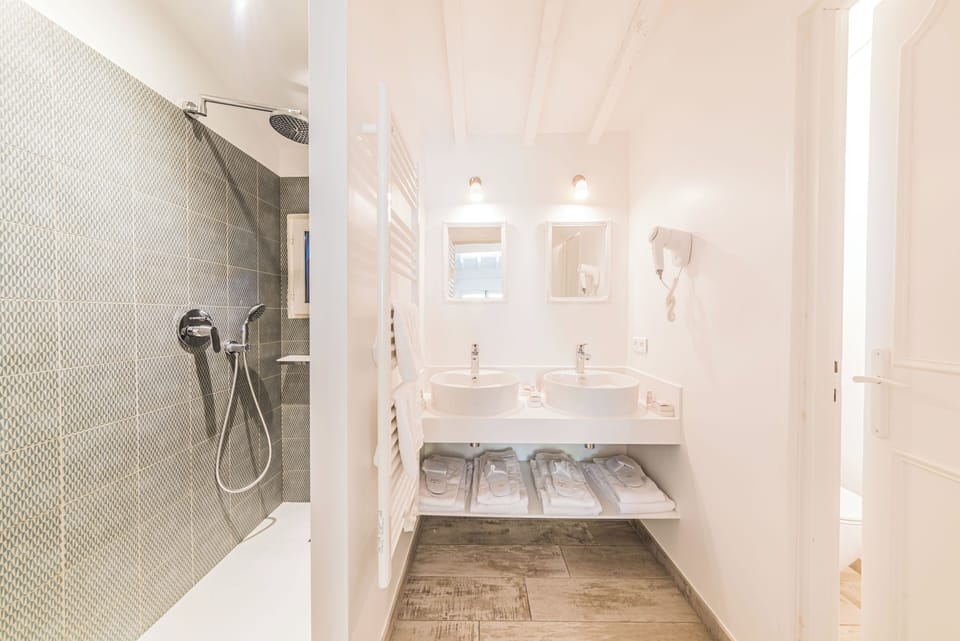 Family Room | Bathroom | Shower, rainfall showerhead, hair dryer, towels