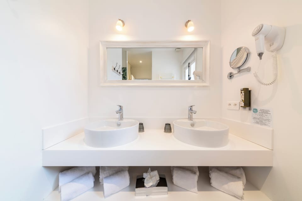 Family Room | Bathroom | Shower, rainfall showerhead, hair dryer, towels