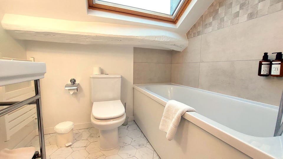 Single Room | Bathroom | Hair dryer, towels, soap, shampoo