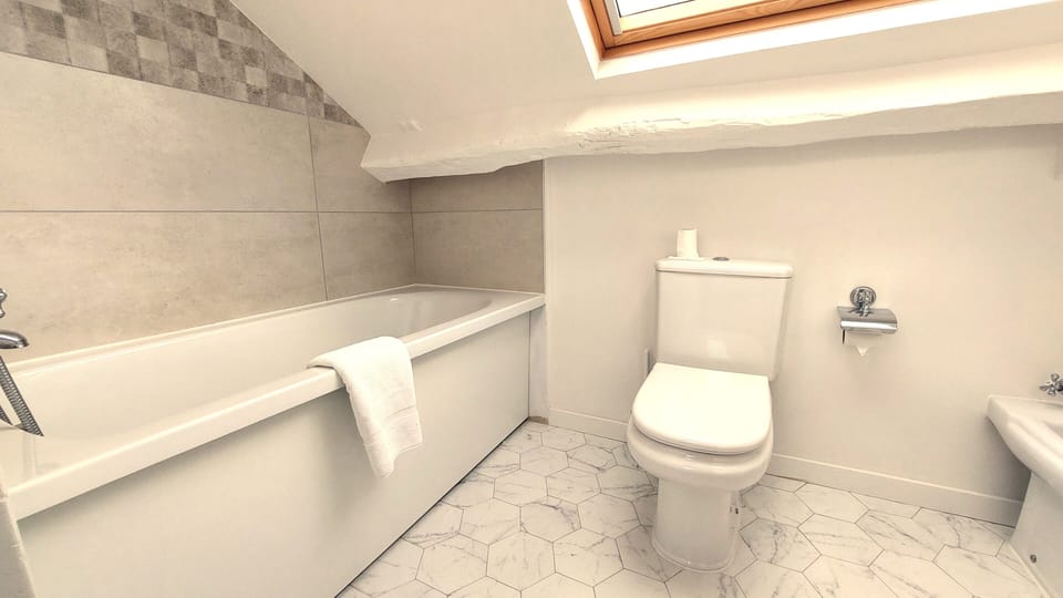 Economy Double Room | Bathroom | Hair dryer, towels, soap, shampoo