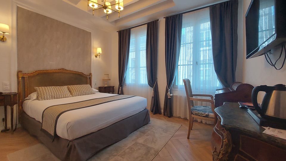 Superior Double Room | Premium bedding, individually decorated, desk, blackout drapes
