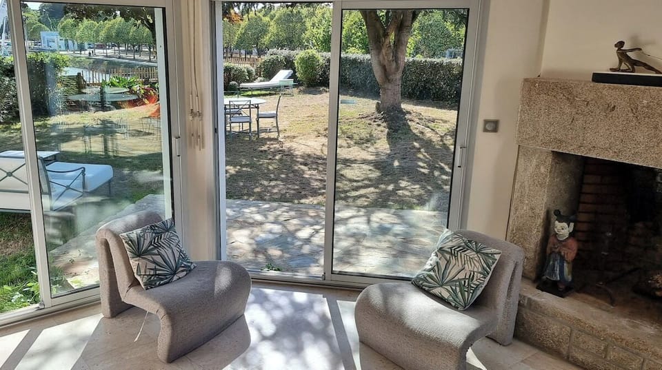 Depuis le salon doté de trois grandes baies vitrées, vous apprécierez la vue sur l'eau et sur les voiliers.
Villa avec jacuzzi sur le port de Vannes et proche du centre historique.