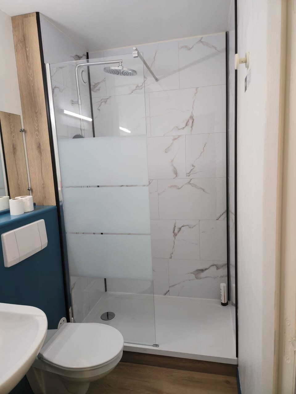 Standard Double Room, 1 Double Bed | Bathroom | Combined shower/tub, free toiletries, hair dryer, towels