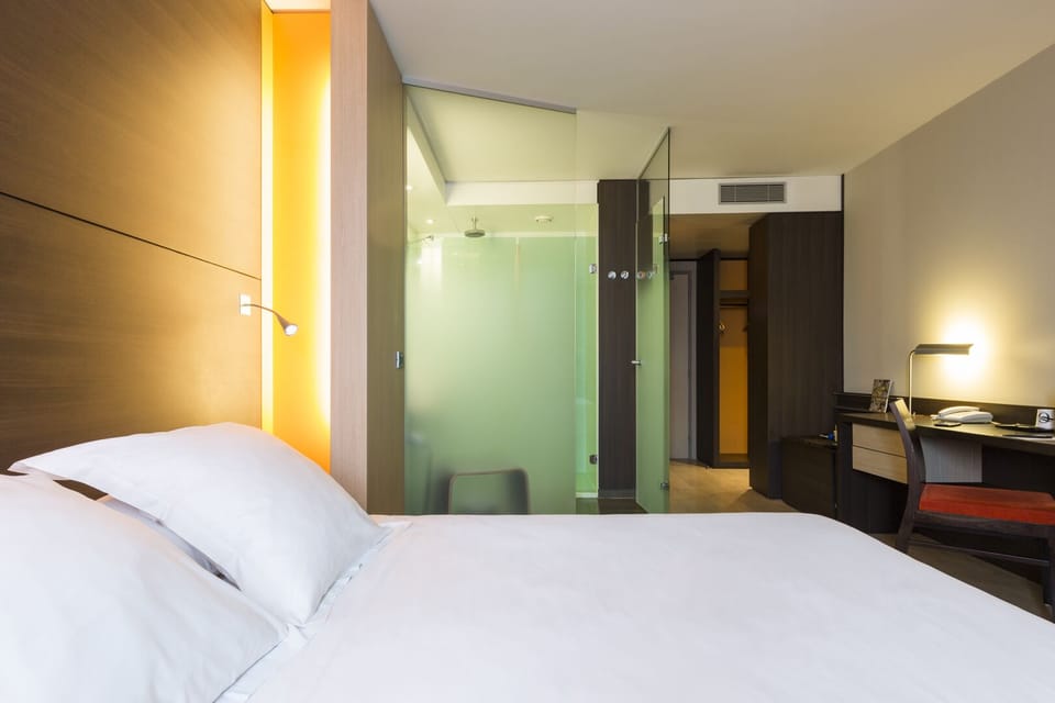 Comfort Double Room | In-room safe, desk, soundproofing, iron/ironing board